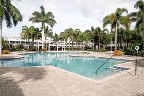 Een verwarmd zwembad