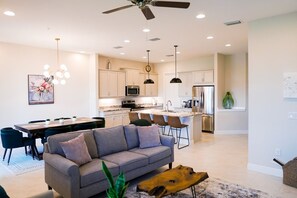 Een televisie, een kantoor en een printer