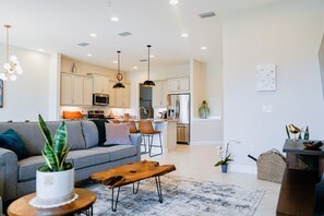 Een televisie, een kantoor en een printer