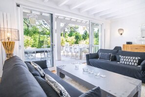 Fernseher, Tischtennisplatte