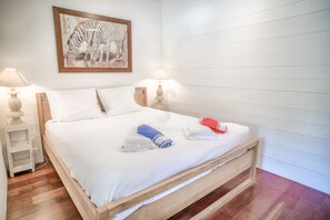 6 bedrooms, travel crib, WiFi, bed sheets