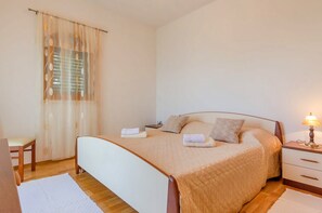 3 bedrooms, iron/ironing board, free WiFi, bed sheets