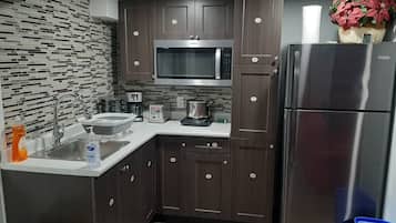 Refrigerador, microondas, parrilla de estufa y cafetera y tetera