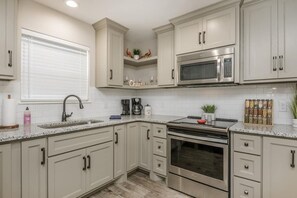 Fridge, microwave, oven, stovetop - Charming Chelsea (Dumas)