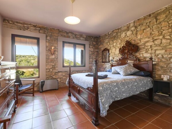 4 bedrooms, iron/ironing board