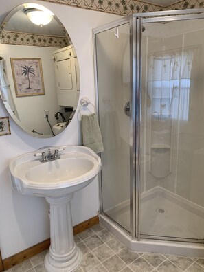 Dusche, Haartrockner, Handtücher