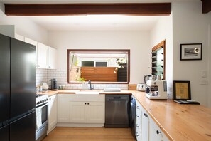 Fridge, microwave, oven, stovetop - *Tallows Oasis -2-bed, 1min to beach, dogs welcome (Suffolk Park)