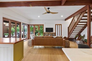 Smart TV - *Tallows Oasis -2-bed, 1min to beach, dogs welcome (Suffolk Park)