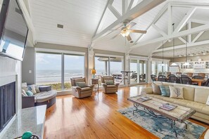 Fernseher, DVD-Player, Bücher