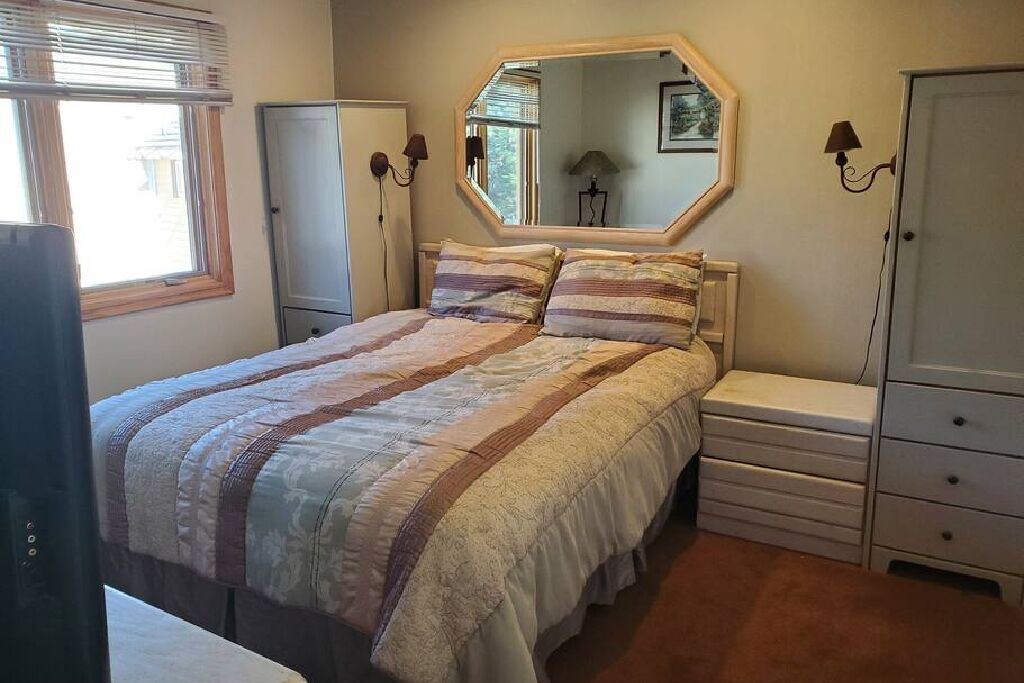 Great location, just minutes walk to The Village center and just down the road from Canyon Lodge.