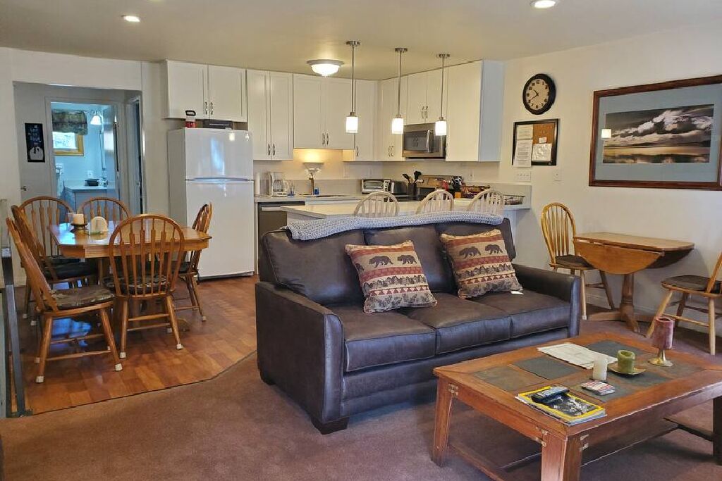 Great location, just minutes walk to The Village center and just down the road from Canyon Lodge.