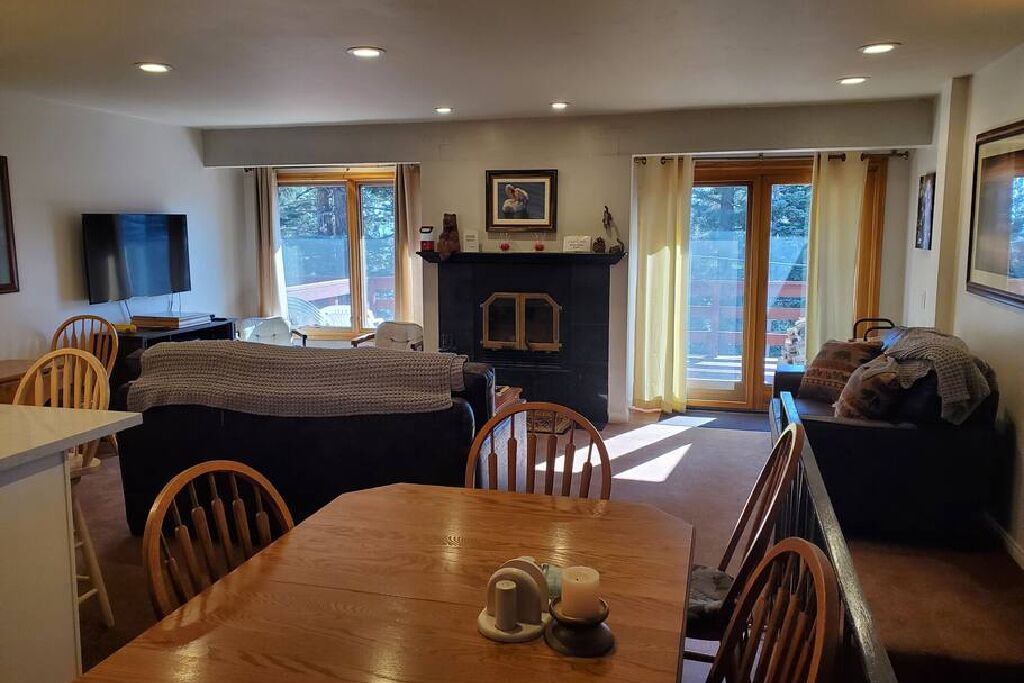 Great location, just minutes walk to The Village center and just down the road from Canyon Lodge.