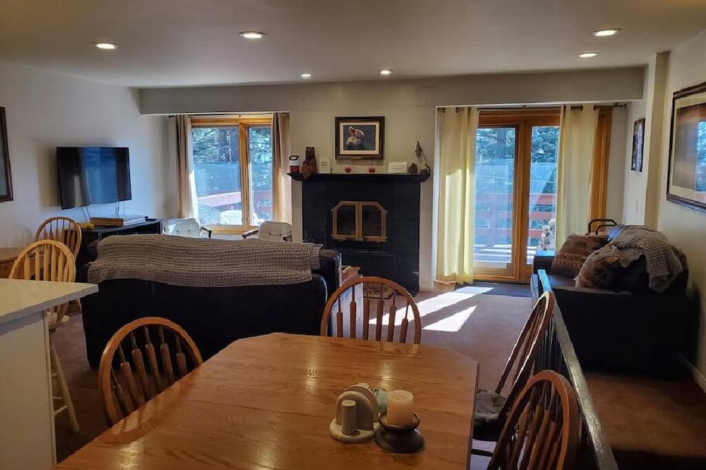 Great location, just minutes walk to The Village center and just down the road from Canyon Lodge.
