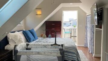 3 habitaciones, escritorio y tabla de planchar con plancha