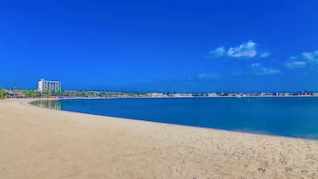 En la playa, camastros y toallas de playa