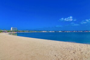 Plage, chaises longues, serviettes de plage