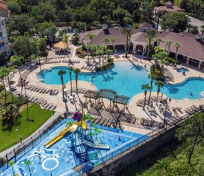 Un resort con varias piscinas, parque acuático y zonas de descanso.