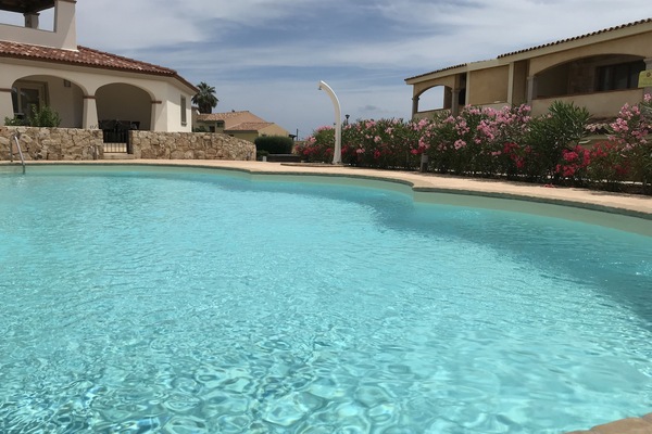 La bella piscina vi attende per una nuotata rigenerante