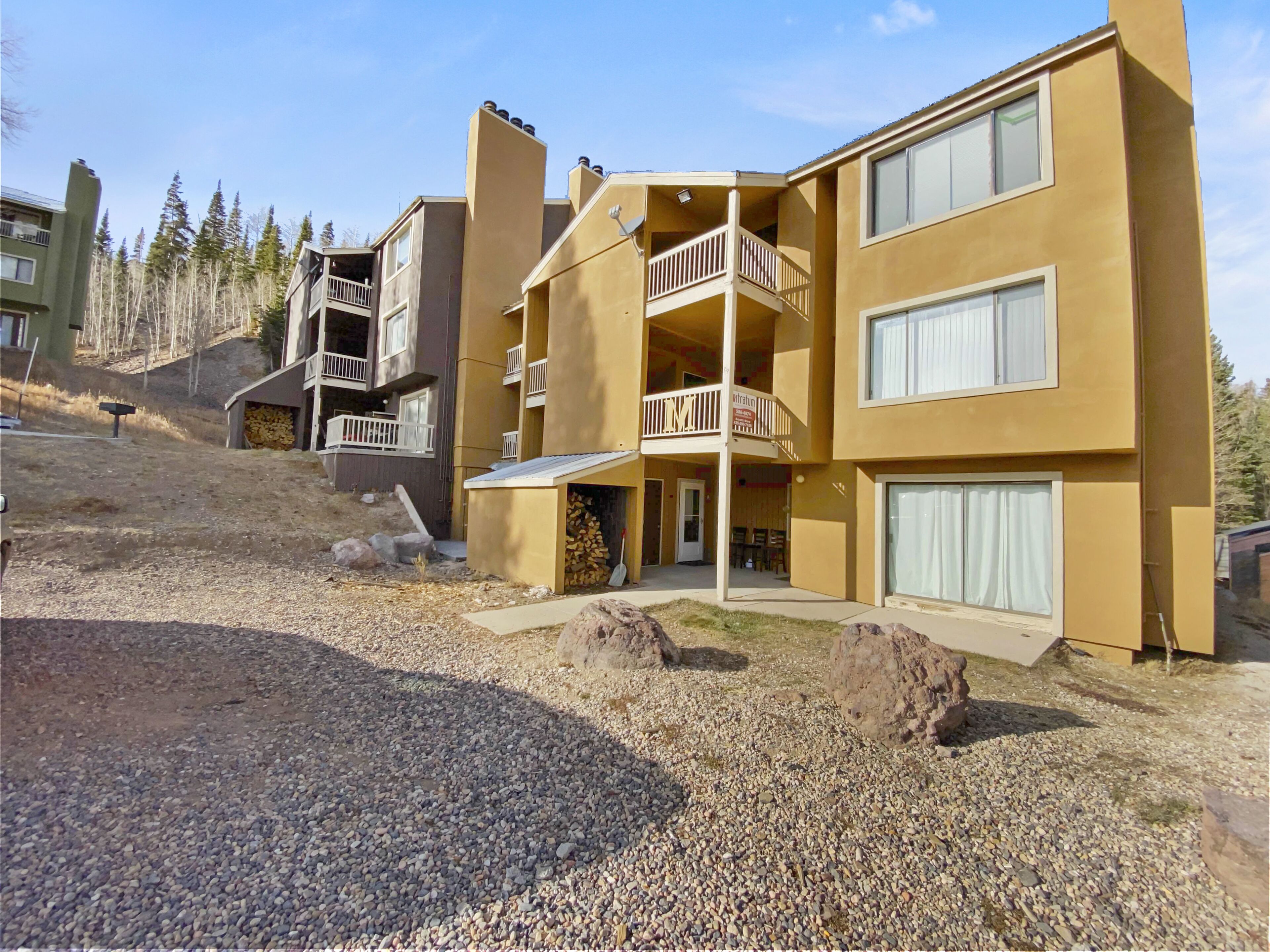 Brian Head Village M4 cozy condo close to lifts in Brian Head - Dog Friendly