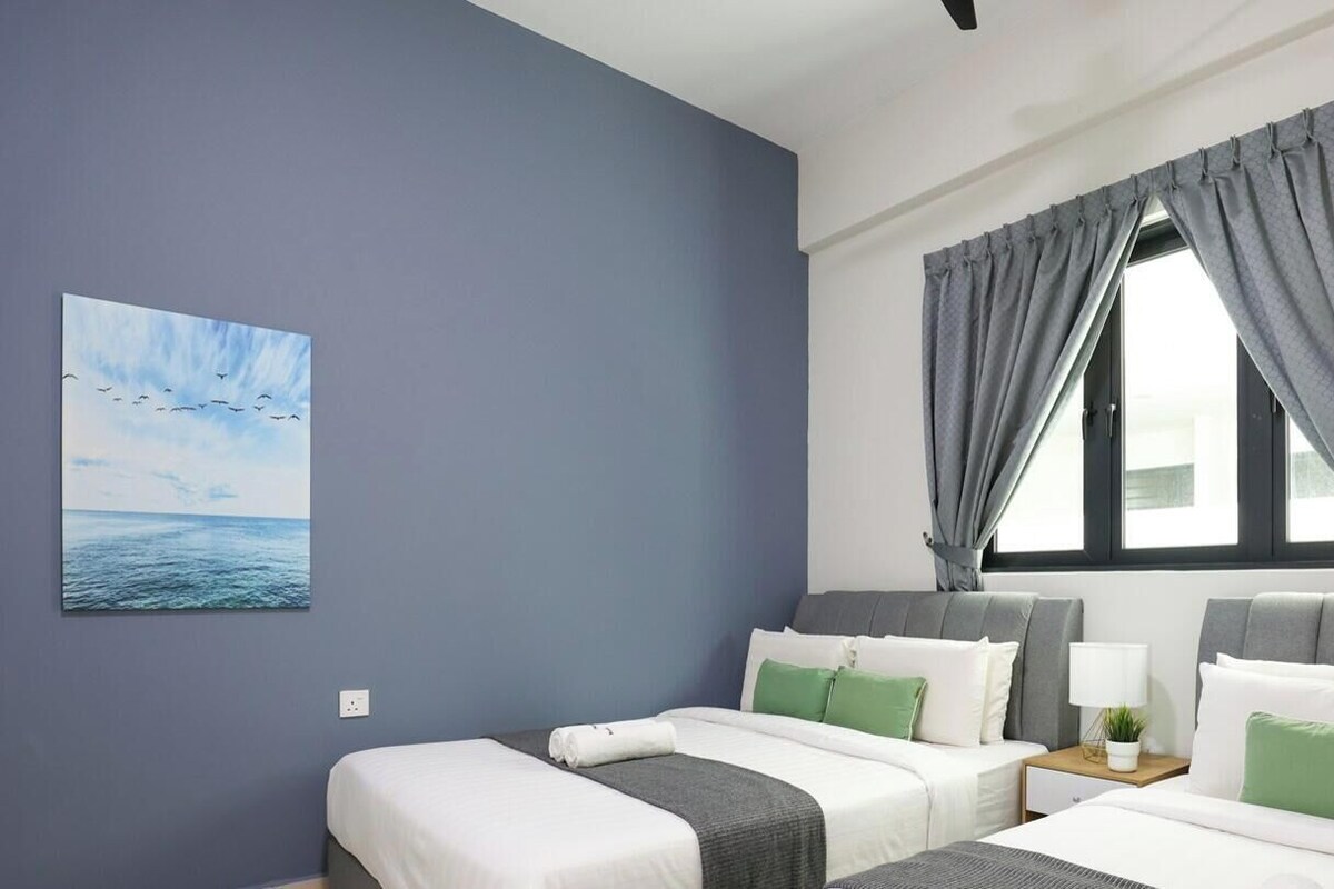 Luxury Apartment, 3 Bedrooms | Premium bedding, laptop workspace, blackout curtains, soundproofing