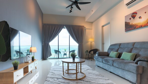 Luxury-Apartment, 3 Schlafzimmer | Wohnbereich | 60-Zoll-Smart-TV mit Digitalempfang, Fernseher, Netflix