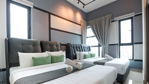 Habitación de hotel moderna con dos camas, un ventanal grande y vista a la ciudad.