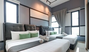 Une chambre d’hôtel moderne avec deux lits, une grande fenêtre et une vue sur la ville.