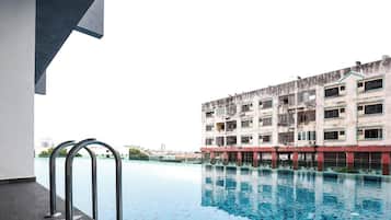 2 outdoor pools