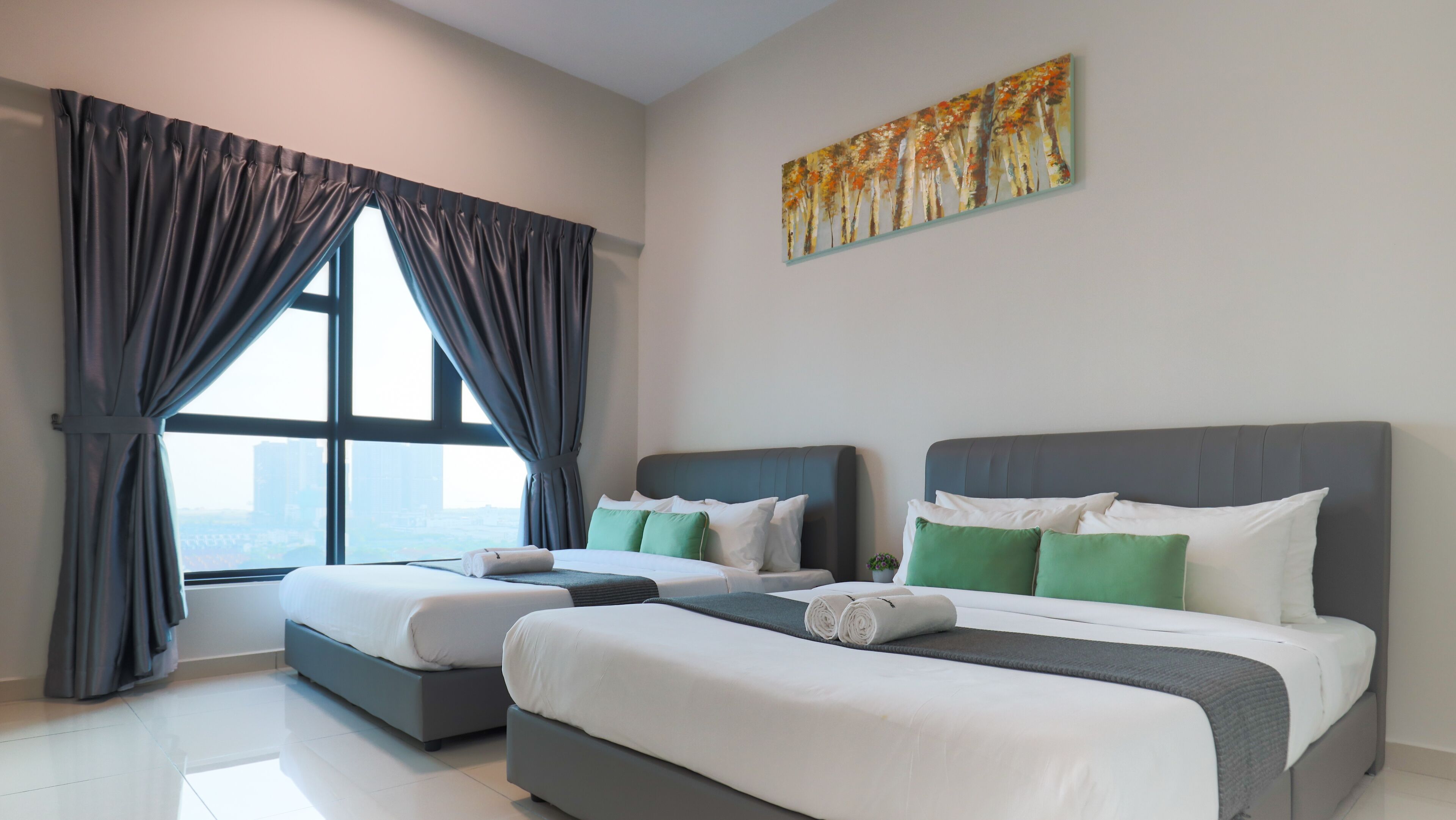 Een moderne hotelkamer met twee bedden, een groot raam met gordijnen en uitzicht op de stad.