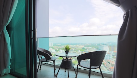 ์ด๊ทธ์ ํํฐ๋ธ ์ํํธ, ์นจ์ค 3๊ฐ | ํ
๋ผ์ค/ํํฐ์ค