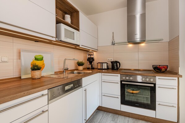 Mikrobølgeovn, ovn, opvaskemaskine, kaffe-/temaskine