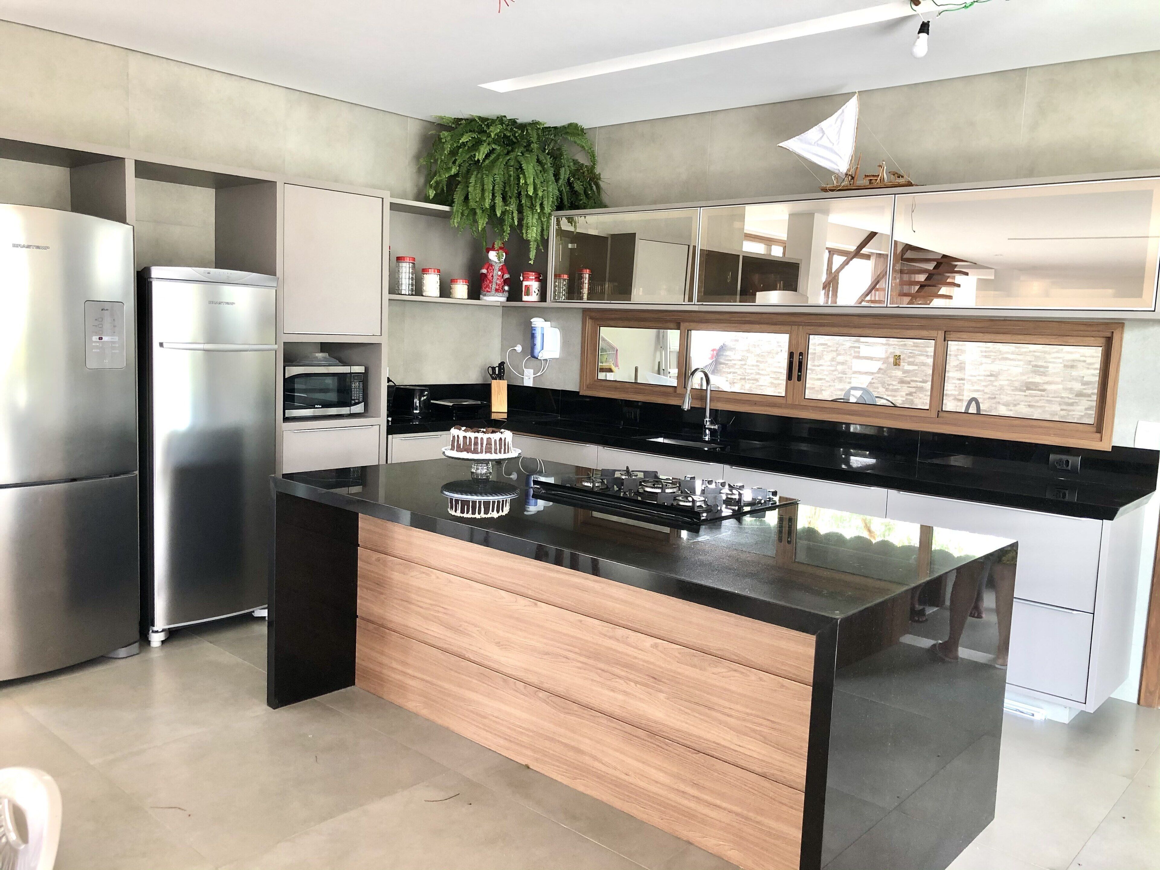 House, 6 suites. Cond Paradise, just steps from the beach! 