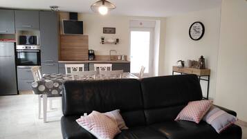 Televisie, een dvd-speler en boeken