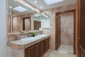 Badewanne, Haartrockner, Handtücher