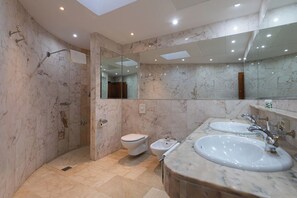 Bathtub, hair dryer, towels, shampoo