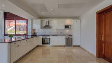 Een koelkast, een microgolfoven, een oven, een kookplaat