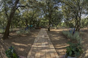 Property grounds - Carefully decorated house (GRIGNAN)