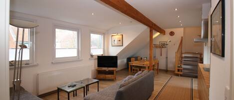 TV, lettore DVD, libri, impianto stereo