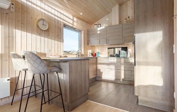 Fridge, oven, dishwasher, coffee/tea maker - Awesome home in Vestervig with sauna (Vestervig)