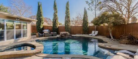 Alberca al aire libre y alberca climatizada