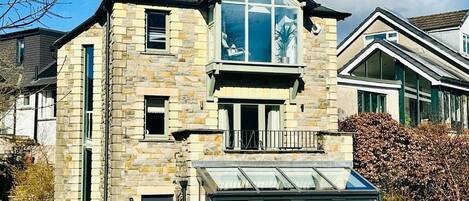 المنشأة من الخارج