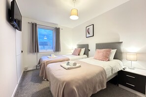 6 bedrooms, premium bedding, individually furnished, blackout drapes - Clayton House by Your Lettings UK (Peterborough)