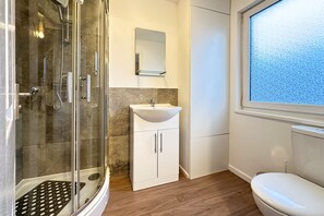 6 bedrooms, premium bedding, individually furnished, blackout curtains - Clayton House by Your Lettings UK (Peterborough)