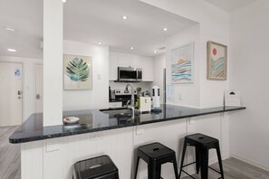 Kjøleskap, mikrobølgeovn, ovn og kokeplater