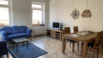 Fernseher, DVD-Player, Bücher, Stereoanlage