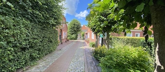 Vacation apartment "Seestern" with large garden in the heart of Pilsum