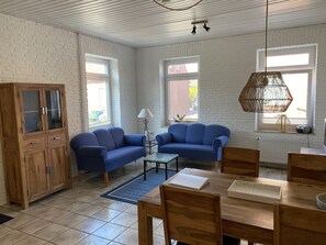 Televisio, DVD-soitin, kirjoja, stereot