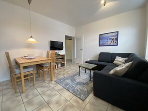 Een televisie, een dvd-speler, boeken en een stereo