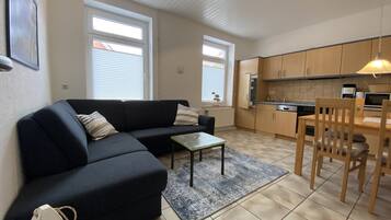 Fernseher, DVD-Player, Bücher, Stereoanlage