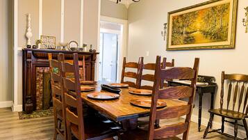 Deluxe House | Dining room